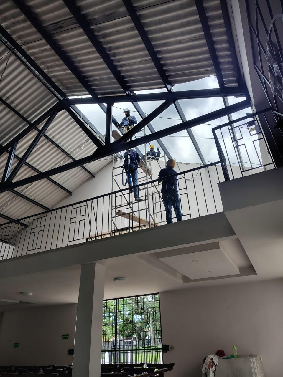 Equipo de Xervis instalando tejas de fibrocemento sobre una estructura metálica