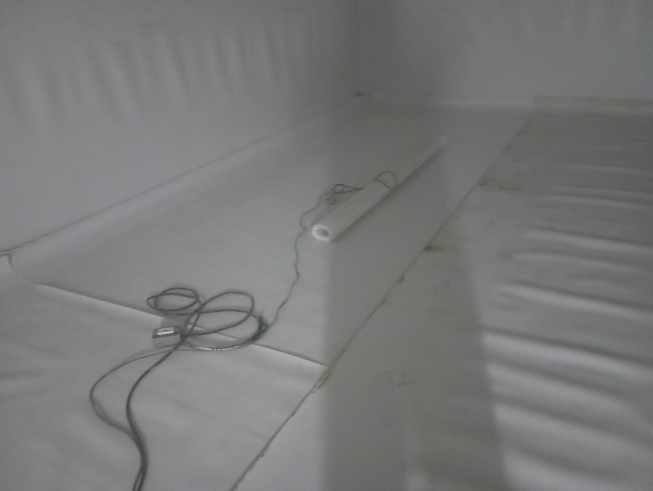 Interior de un tanque de almacenamiento de agua potable impermeabilizado con membrana de PVC